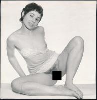 cca 1974 Női titkok feltárulnak, 3 db szolidan erotikus, vintage fénykép, 24x14,5 cm és 18x17 cm között / 3 erotic photos