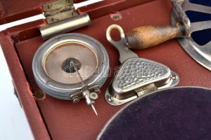 Régi tölcsér nélküli kivitelű gramofon, Működő, jó állapotban, hozzá 27 db gramofonlemez, kissé megv...