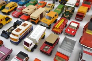 cca 150 db, zömmel angol gyártmányú, jelzett Matchbox. Kisautók és egyéb járművek. Jó állapotban, na...