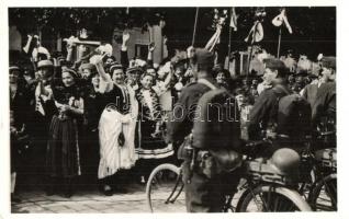 1938 Ipolyság, Sahy; bevonulás, honleányok és cserkészek kerékpáros katonákkal / entry of the Hungarian troops, compatriot women and scouts with bicyclist soldiers. So. Stpl