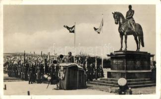 1941 Budapest I. Az 1848-49-es szabadságharci zászlók ünnepélyes hazahozatala Oroszországból a Hadimúzeum előtt. Görgey Artúr szobra