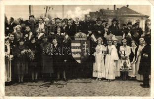 1938 Léva, Levice; Kossuth Lajos tér, bevonulás, a Honvédség fogadtatása, a pódiumon Teleki Pál vallás- és közoktatásügy miniszter / square, entry of the Hungarian troops, welcoming the soldiers; Pál Teleki member of the Hungarian Government (EK)