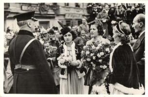 1938 Komárom, Komárno; bevonulás, Horthy Miklós honleányokkal / entry of the Hungarian troops, Horthy with compatriot women, So. Stpl