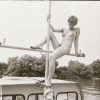 cca 1974 Lányok fekete-fehérben, szolidan erotikus felvételek, 13 db vintage negatív, 6x6 cm