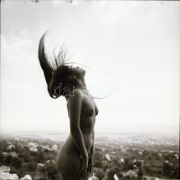 cca 1974 Lányok fekete-fehérben, szolidan erotikus felvételek, 13 db vintage negatív, 6x6 cm