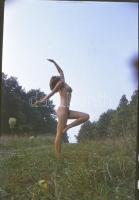 cca 1972 Színes aktfotók, 13 db vintage negatív és diapozitív felvétel, 24x36 mm