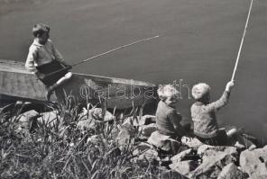 Besnyő Éva / Eva Besnyö (1910-2003): Horgászok Vintage fotóművészeti alkotás. Pecséttel jelezve.  / ...