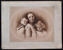 Anya és gyermekei, Hollenzer László budapesti fényképész felvétele, aláírt, hideg pecséttel jelzett ...