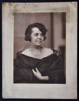 Női portré, Hollenzer László budapesti fényképész felvétele, pecséttel jelzett 31x25 cm