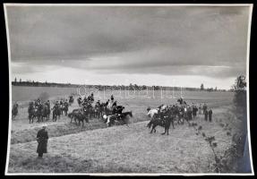 báró kisteleki Lévay Tibor (1895-?): Lovas kirándulás. Vintage zselatinos ezüst nagyítás. Pecséttel jelzett a verzón. / Silver print photo. Marked with seal. 24x17 cm