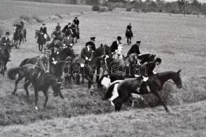 báró kisteleki Lévay Tibor (1895-?): Lovas kirándulás. Vintage zselatinos ezüst nagyítás. Pecséttel ...