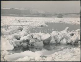 cca 1970 Váli Gábor: Jégzajlás a Dunán 2db vintage fotóművészeti alkotás, hátoldalt jelezve 23x17 cm