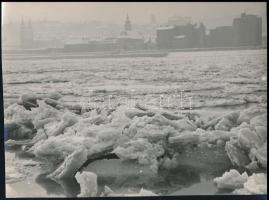 cca 1970 Váli Gábor: Jégzajlás a Dunán 3 db vintage fotóművészeti alkotás, hátoldalt jelezve 23x17 c...