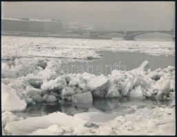 cca 1970 Váli Gábor: Jégzajlás a Dunán 3 db vintage fotóművészeti alkotás, hátoldalt jelezve 23x17 c...