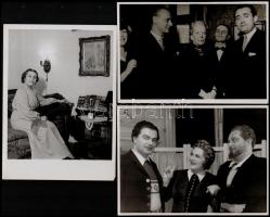 cca 1943 Opera feliratú tasakban 11 db vintage fotó színészekről, énekesekről, egy része jelzett, feliratozott, 18x13 cm és 8,5x11 cm között