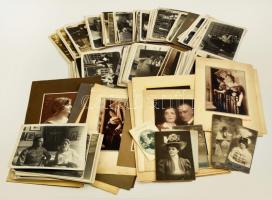 Berky Lili (1886-1958) színművésznő fotó hagyatéka. Összesen 222 db fénykép fotólap, képeslap a színásznőről különböző szerepekben, beállításokban, sok fotón színész partnerekkel, mint Gózon Gyula és mások.