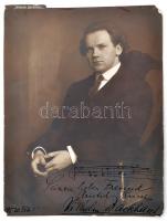 1915 Wilhelm Backhaus (1884-1969) zeneszerző és zongoraművész saját kézzel írt sorai és kottarészlete fotóján. / Autograph dedication, signature and musical notes on his photograph 17x22 cm