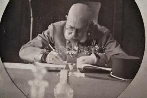 cca 1910 Ferenc József az íróasztalánál dolgozik. Keményhátú fotó / Emperor Franz Joseph working. 17...