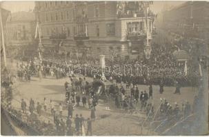 1916 Budapest, IV. Károly koronázási menete az Andrássy és Bajcsy Zsilinszky út  sarkán. Békei Ödön eredeti fotója. photo