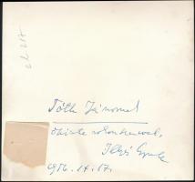 Illyés Gyula (1902-1981): Költő, író, műfordító háromszorosan dedikált fényképe. Egy dedikáció a hát...