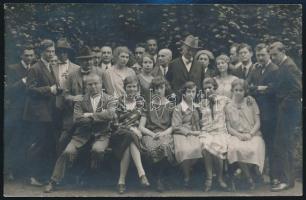 cca 1920 Réti István (1872-1945) festő, grafikus, a nagybányai művésztelep egyik alapító tagja és diákjai a Képzőművészeti Főiskolán.Fotólap  14x9 cm