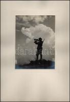 cca 1940 Katona trombitával. Jelzés nélküli vintage fotóművészeti alkotás, kartonra ragasztva, képméret: 23,5x17,5 cm