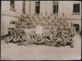 cca 1914-1918 I. világháborús katonai csoportkép, kartonon, a felületén kis sérüléssel, a kartonon töréssel, 17x23 cm.