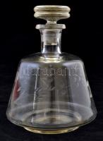 Üveg borkiöntő, hámozott, dugóval, kopásnyomokkal, dugón lepattanásokkal, m: 18,5 cm