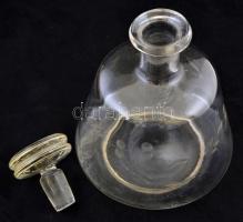 Üveg borkiöntő, hámozott, dugóval, kopásnyomokkal, dugón lepattanásokkal, m: 18,5 cm