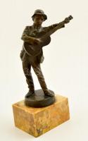 Bronze Garanti jelzéssel: Gitáros fiú. Nagy szériás bronz figura, alabástrom talapzaton, m:18 cm