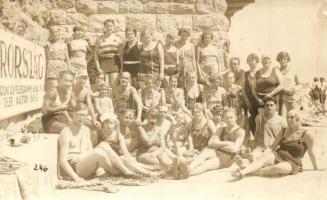 Abbazia, fürdőzők csoportképe Az Est újság reklámjával / bathing people with Hungarian newspaper adv...