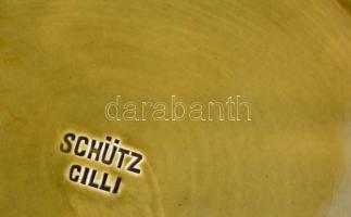 Schütz Cilli falitál, közepén gólya és béka szempárbaja, kézzel festett mázas fajansz, apró karcolás...