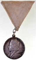 1900. Emlék a Párizsi Egyetemes Kiállításról / Magyar pavilon ezüstözött fém emlékérem füllel, mellszalagon. Szign.: WB (Br. 7,20g/25mm) T:2- karc, ph. / Hungary 1900. Souvenir de lExposition Universelle de Paris / Pavillon de la Hongrie silver plated metal commemprative medal with ear and ribbon. Sign.: WB (Br. 7,20g/25mm) C:VF scratched, edge error