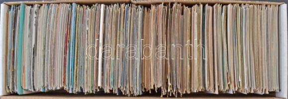 Modern képeslap tétel amatőr gyűjtésből: kb 1.300 lap az 50-es évektől, benne sok magyar és külföldi...