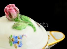 Meissen virágmintás porcelán kiöntő, kézzel festett, jelzett, apró lepattanással, m: 15 cm