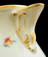 Meissen virágmintás porcelán kiöntő, kézzel festett, jelzett, apró lepattanással, m: 15 cm