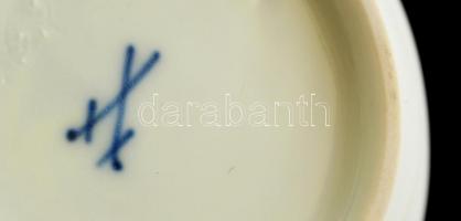 Meissen virágmintás porcelán kiöntő, kézzel festett, jelzett, apró lepattanással, m: 15 cm