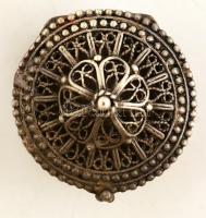 Ezüst(Ag) filigrán gyógyszertartó szelence, jelzett, d: 2,5 cm, nettó: 13,5 g