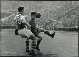 cca 1950-1960 Kinizsi-Ausztria futballmeccs egy jelenete, Kozák Lajos pecséttel jelzett fotója, 12,5x17,5 cm