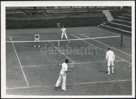 Teniszmérkőzés, Henkel-Denker és Gábori-Ferenczi, Magyar Film Iroda pecséttel jelzett, feliratozott fotója, 13x18 cm