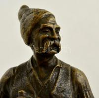 1926 Zászlós István (1895-1976): Ivó parasztember. Bronz, jelzett, márvány talapzaton, m: 29,5 cm