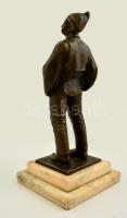 1926 Zászlós István (1895-1976): Ivó parasztember. Bronz, jelzett, márvány talapzaton, m: 29,5 cm