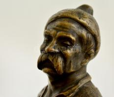 1926 Zászlós István (1895-1976): Ivó parasztember. Bronz, jelzett, márvány talapzaton, m: 29,5 cm