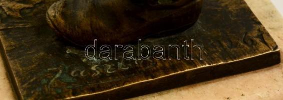 1926 Zászlós István (1895-1976): Ivó parasztember. Bronz, jelzett, márvány talapzaton, m: 29,5 cm