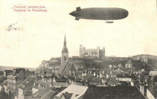 Pozsony, Pressburg, Bratislava; Parseval léghajója Pozsony felett, háttérben a vár / Parseval German airship over the city, castle (fa)