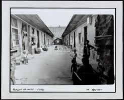 Katkó István: Budapest - Életkép egy VIII. kerületi udvarban, papírlapra ragasztott fotó, feliratozva, 20x29 cm