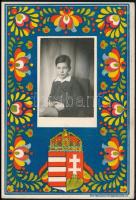 cca 1930-1940 Anyák napi üdvözlőkártya, gyerekfotóval, népi motívummal, címerrel