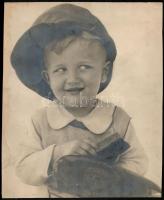 Jelzés nélkül: cca 1930 Cipőpucoló gyermek. Nagyméretű vintage fotó. 28x34 cm