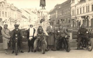 cca 1930 Szekszárd, Fő tér motorosokkal, motorkerékpárok, háttérben üzletek és Garay János szobor. Borgula photo