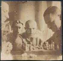 1915 Sakkozó katonák a Spasskoje-Pjescsanka hadifogyoltáborban Feliratozott fotó / Spasskoe POW camp. Chess playing soldiers 8x9 cm